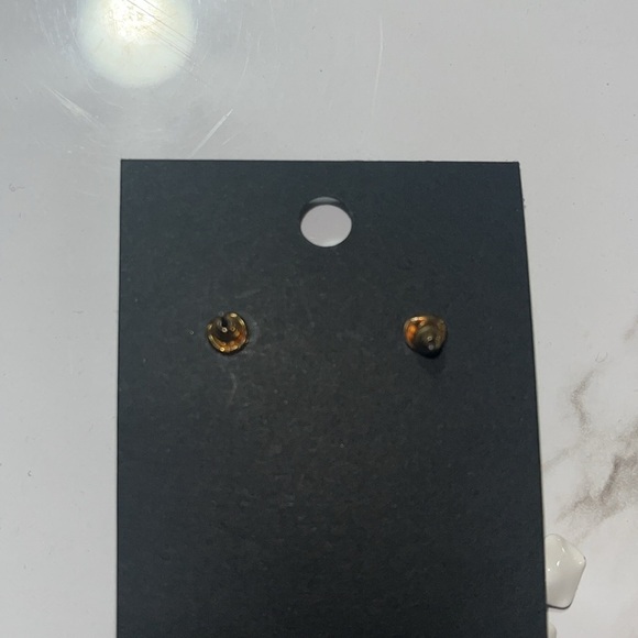 Women’s White Flower & Goldtone W/Pearl Accent Earrings, Never worn - Picture 3 of 3